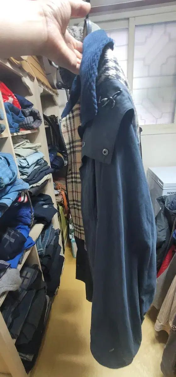 バーバリー ネイビー コートです 裏地はバーバリー特有のチェック パータンでデザ