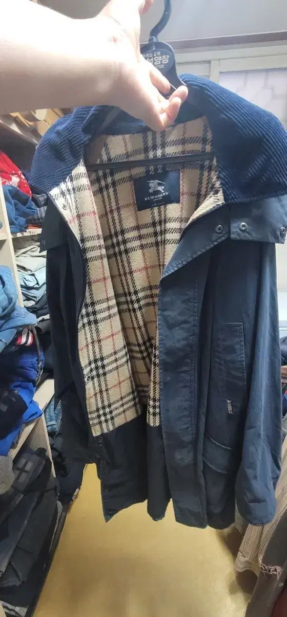 バーバリー ネイビー コートです 裏地はバーバリー特有のチェック パータンでデザ
