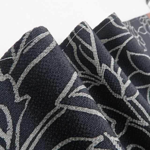 ❁tomihisa❁ 唐花 着物 正絹 仕付け糸付 凛として華やか モダンな唐花 小紋 6722