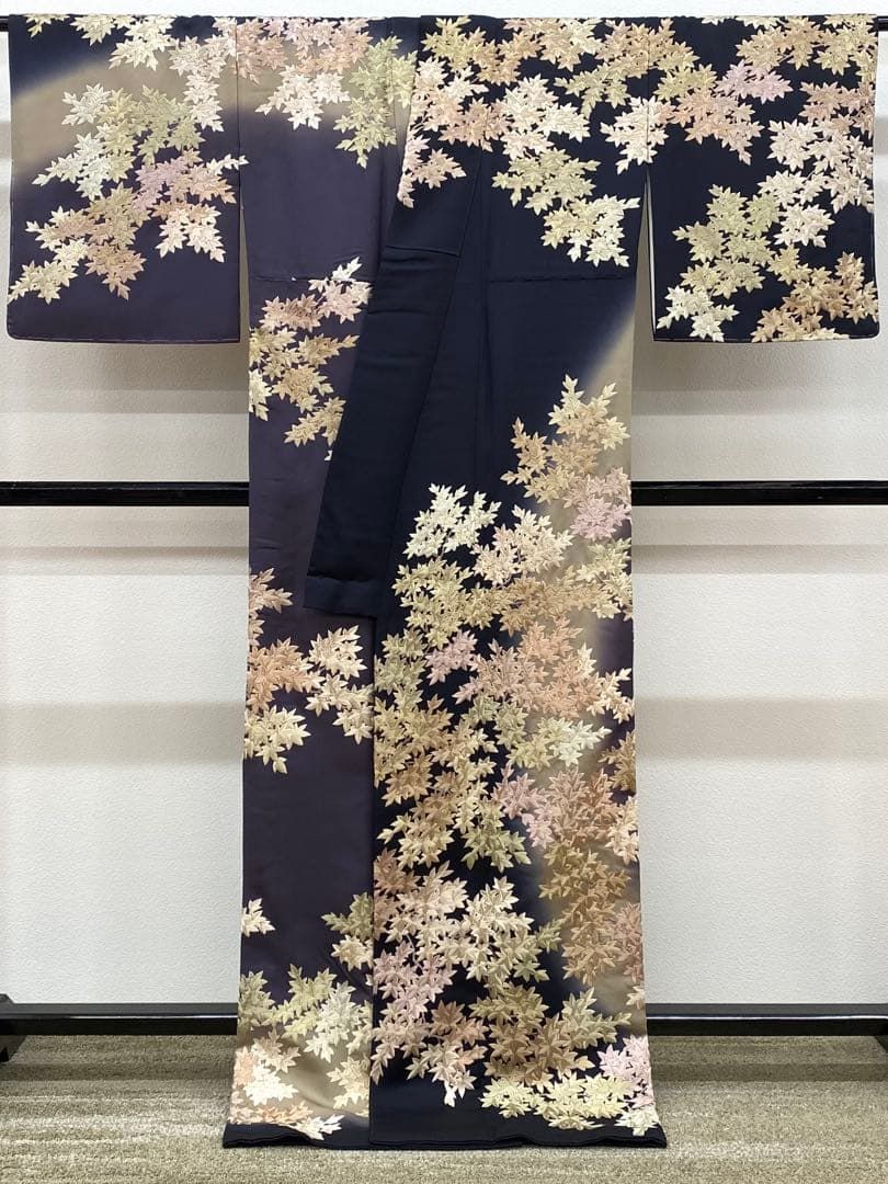 滝泰 おぼろ染 襲ね絞り 総柄 訪問着 落款入 金通し 刺繍 正絹 躾糸付き 滝泰謹製 落款入 おぼろ染め 襲絞り 手刺繍 訪問着 金通し 紋意匠 正絹