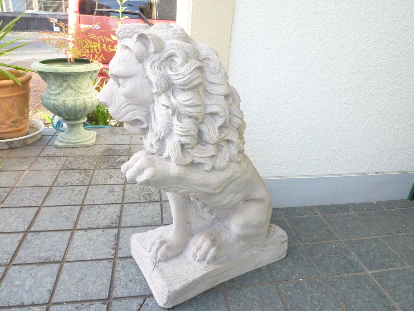 ライオン 下台の一部ヒビ割れ有り