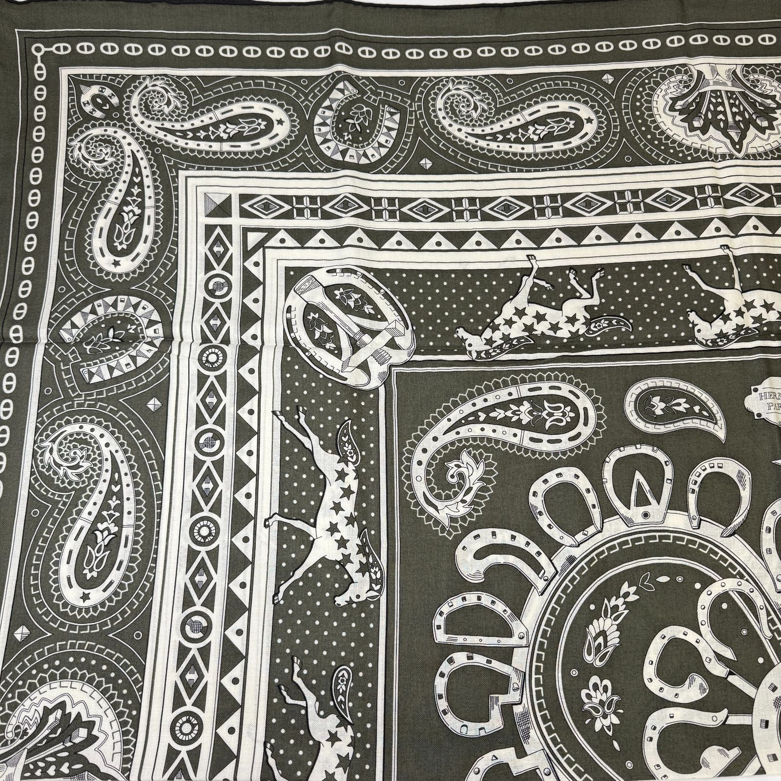 鑑定済み エルメス カレジェアン 140 シュヴァル ドゥ クール バンダナ カシシル カーキ ホワイト ブラック スカーフ ショール 馬 ハート