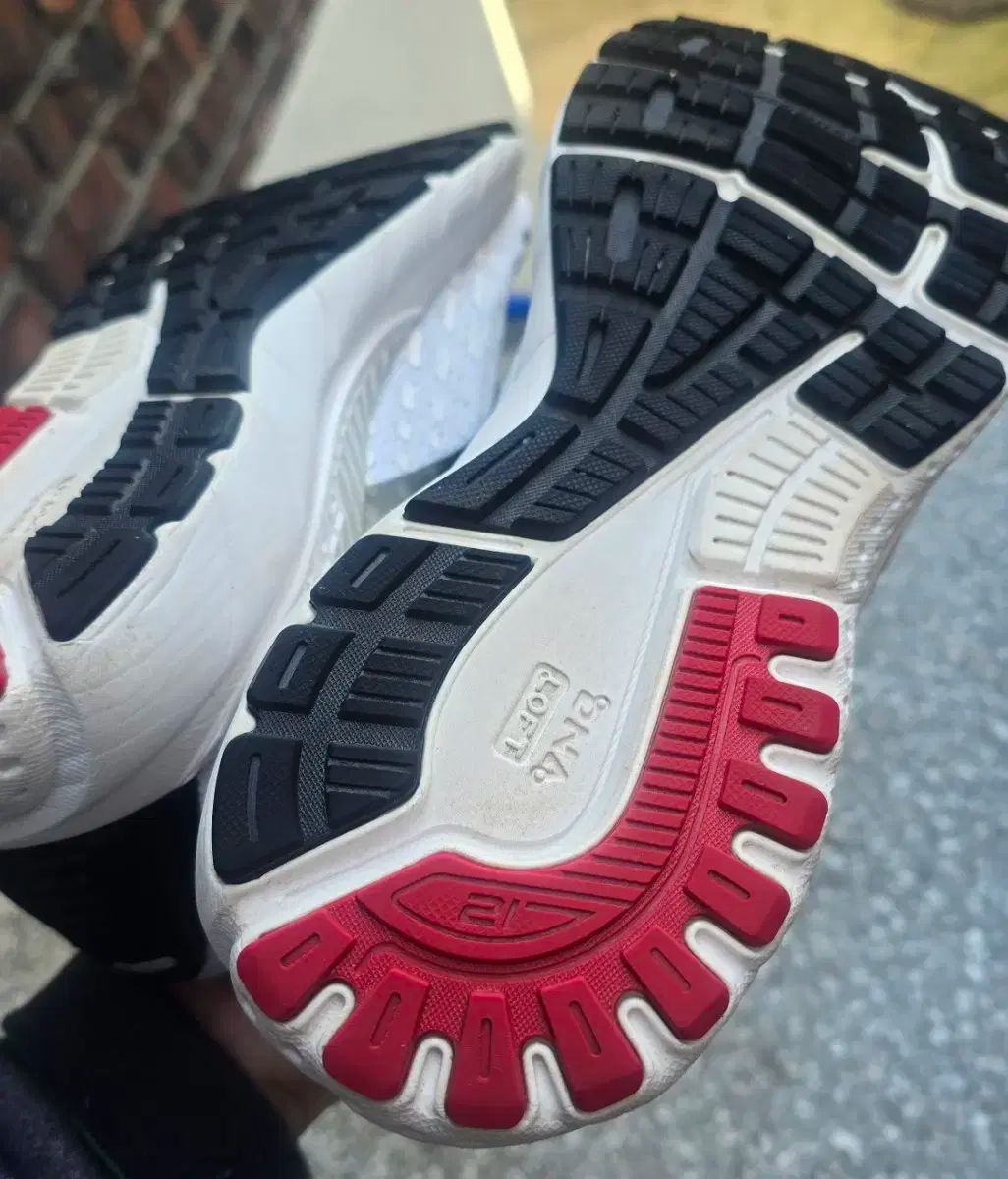 ブルックス アデレナリン ランニングシューズ 白 270 OLIVEOS_COM_TR