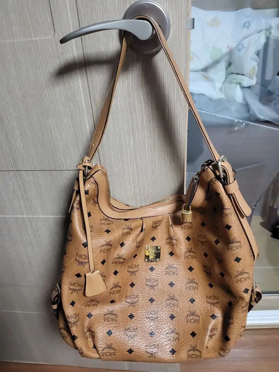 ショップ MCM バッグ ショルダーバッグ ブラウン MCM ショルダーバッグ