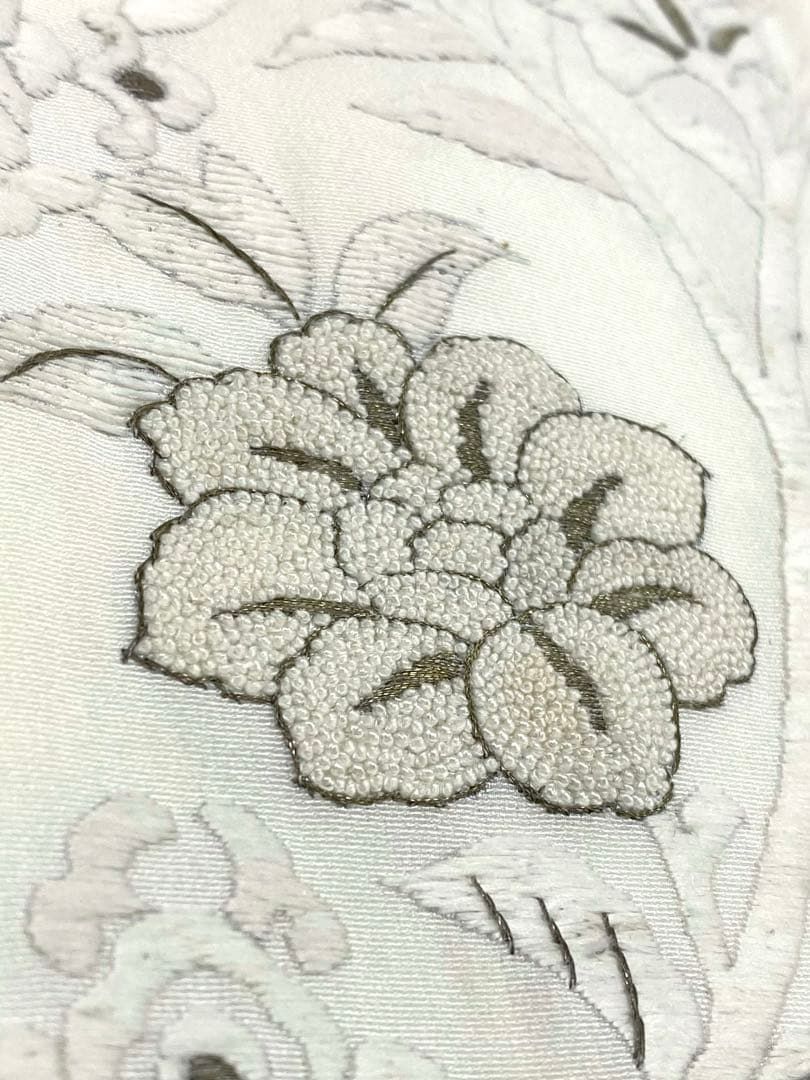 手刺繍 訪問着 銀通し 紋意匠 暈し染 金糸 桜文様 花文様 正絹 躾糸付き 手刺繍 訪問着 銀通し 紋意匠 暈し染 金糸 桜文様 花文様 正絹 躾糸付き