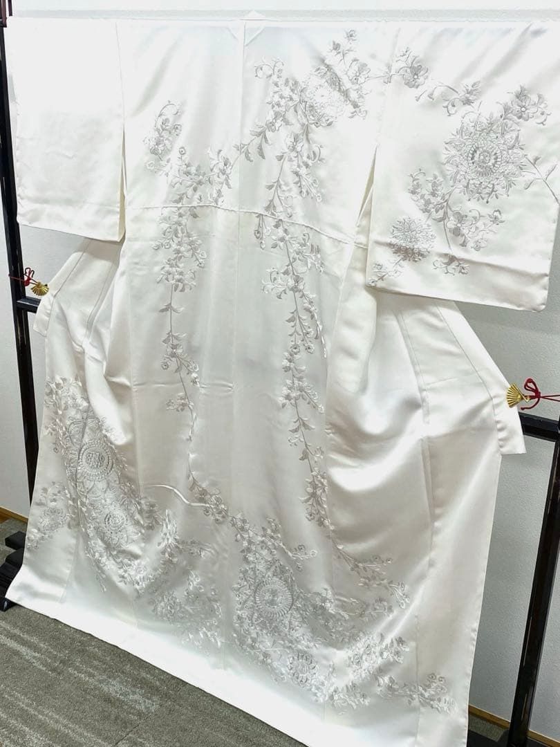 【新古品　躾糸付き】総刺繍のお花の訪問着 新古品 躾糸付き】総刺繍のお花の訪問着 D606 訪問着 総