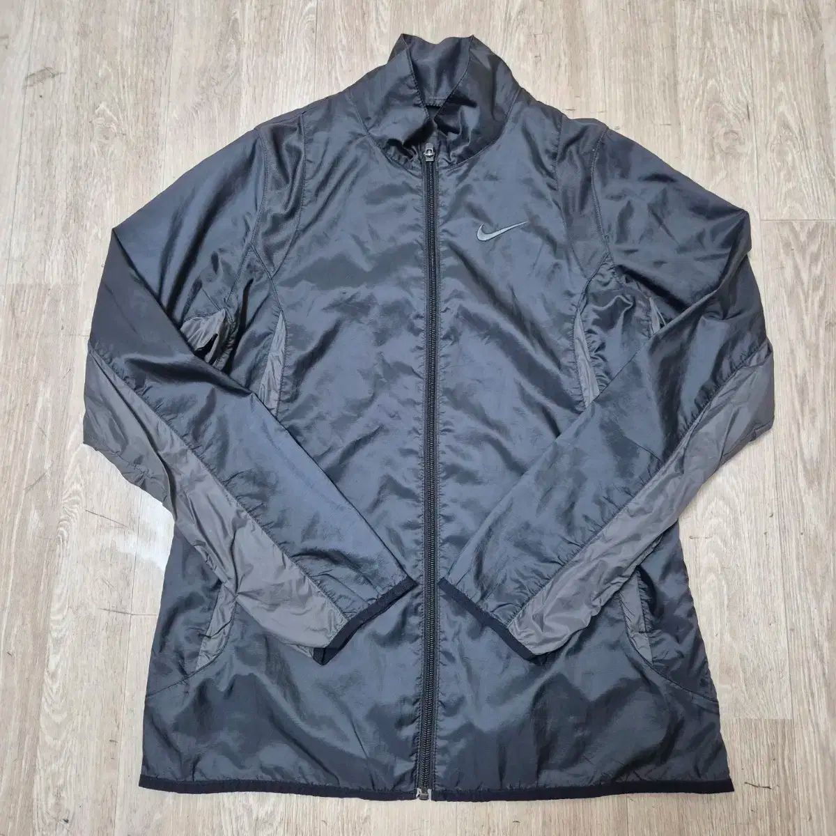 ナイキ スウッシュ ウィンドブレーカー ジャケット