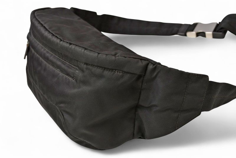 【極美品】PRADA　ウエストポーチ　2VL008 斜め掛け　ナイロン　黒 極美品】PRADA ウエストポーチ 2VL008 斜め掛け ナイロン 黒