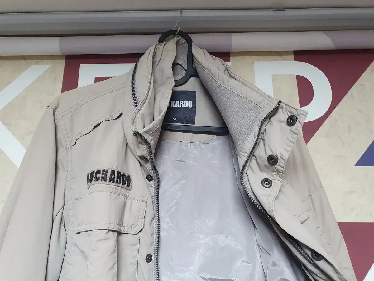 バックル バックポケット装飾 ハイネック ジャンパー ジャケット M 95 サイズ ライト グレー