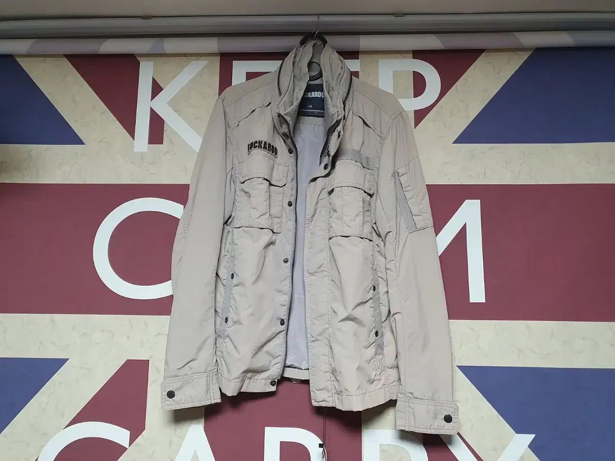 バックル バックポケット装飾 ハイネック ジャンパー ジャケット M 95 サイズ ライト グレー