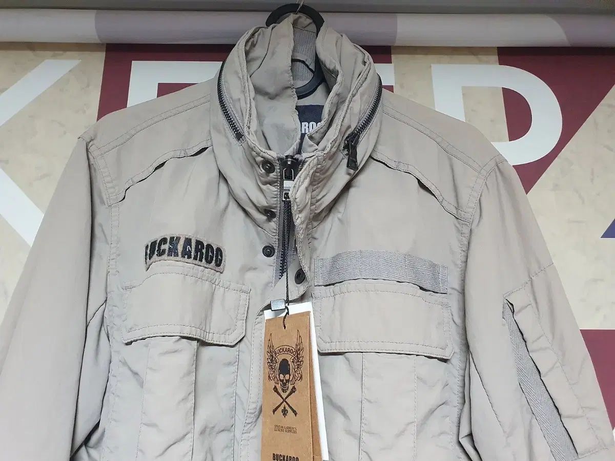 バックル バックポケット装飾 ハイネック ジャンパー ジャケット M 95 サイズ ライト グレー