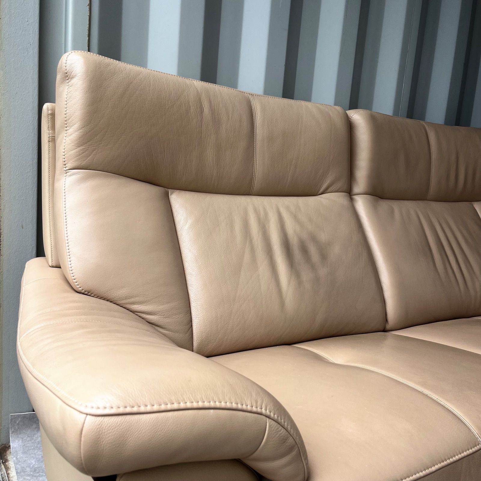 取付無料！カリモク チターノ ゼータ 北欧モダン 本革ベージュ2.5人