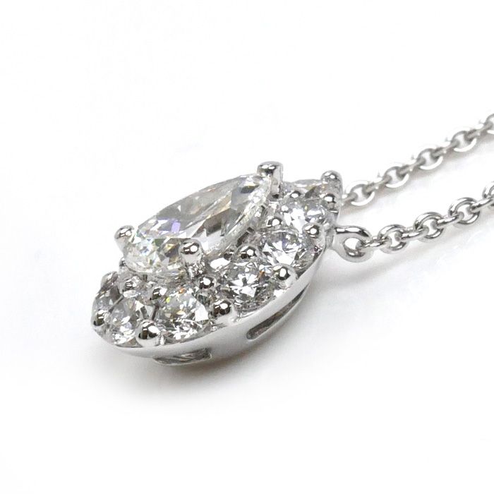 綺麗な流れような曲線　１８Ｋホワイトゴールドネックレスペアシェイプダイヤ３個付き 綺麗な流れような曲線 18Kホワイトゴールドネックレスペアシェイプ