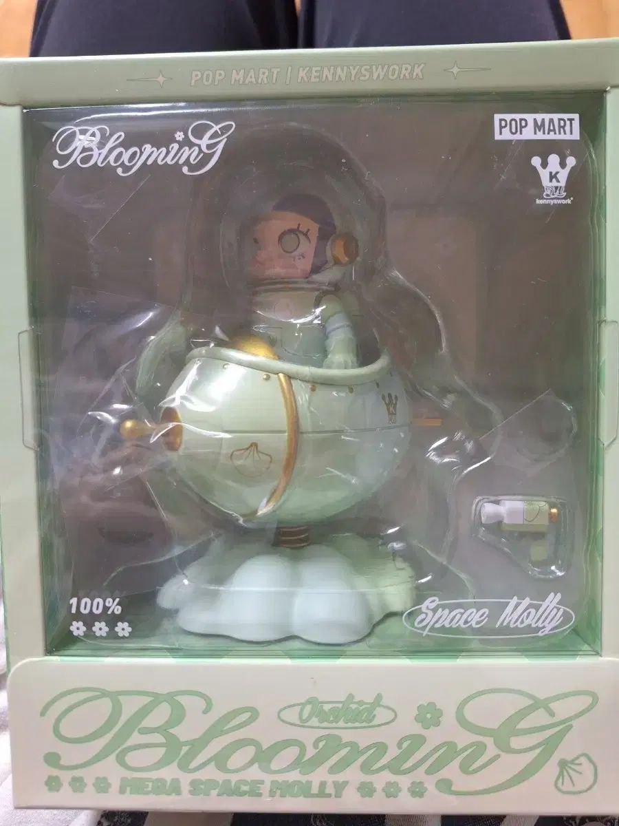 ポップマート MEGA スペース MOLLY Blooming G タイ 版