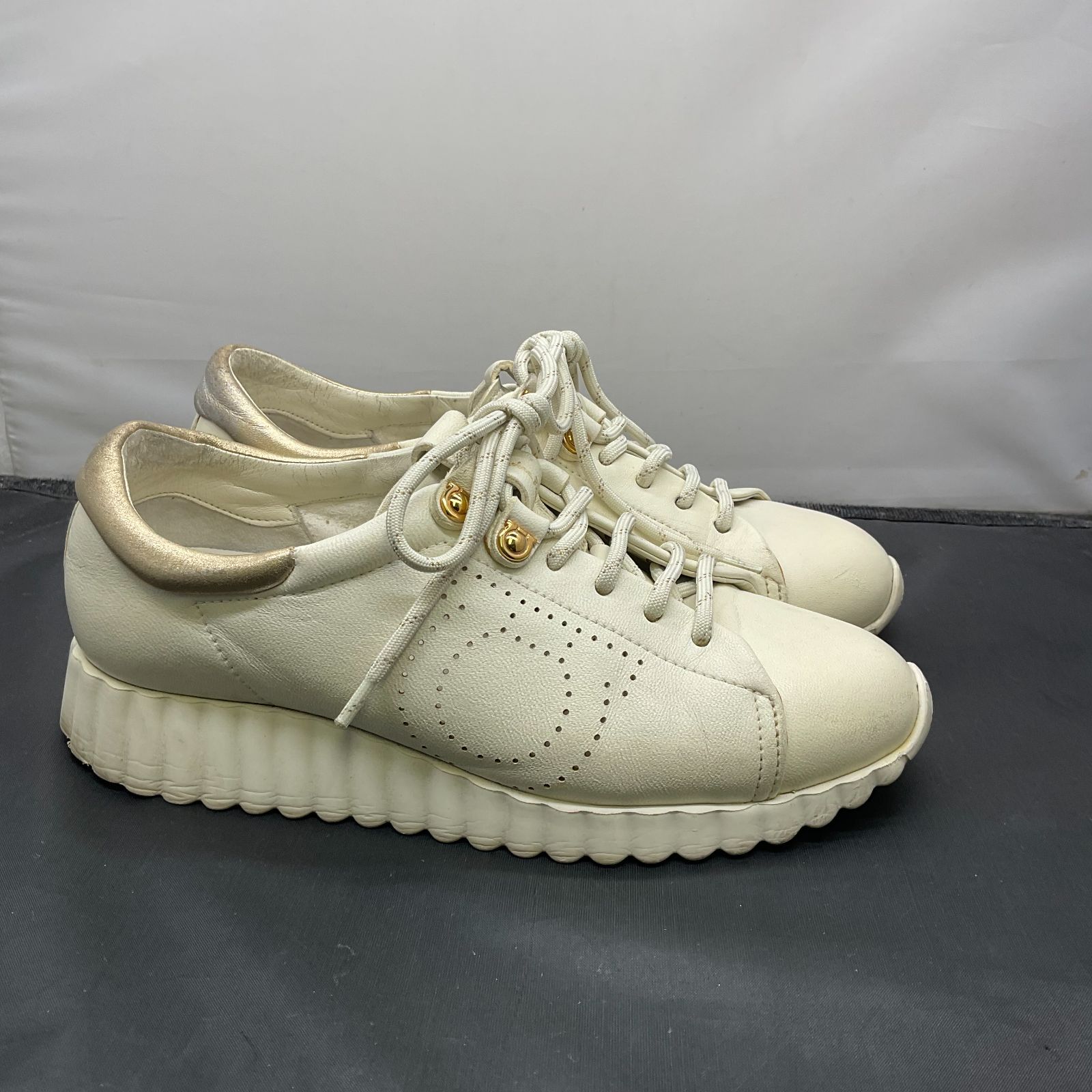 フェラガモ スニーカー 白 美品】サルヴァトーレフェラガモ スニーカー