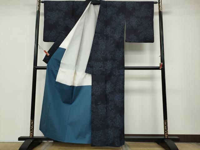 平和屋着物○本場結城紬 重要無形文化財 80亀甲 御所車花文 証紙付き