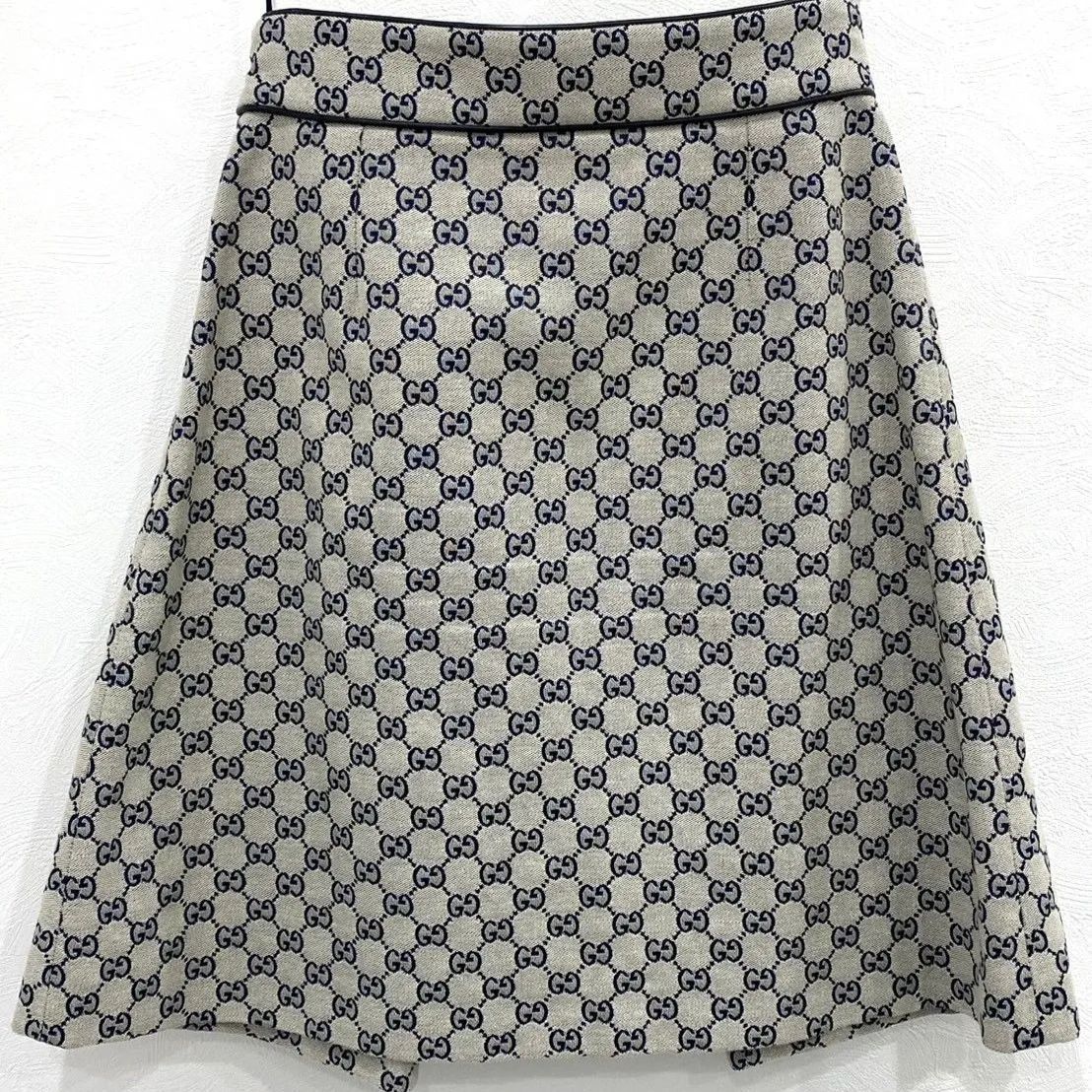 【GUCCI】美品！GG柄 スカート 40サイズ　タイガーボタン　総柄 GUCCI】美品！GG柄 スカート 40サイズ タイガーボタン 総柄 - メルカリ