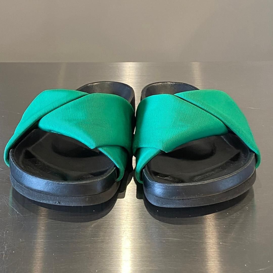 35 フラットサンダル