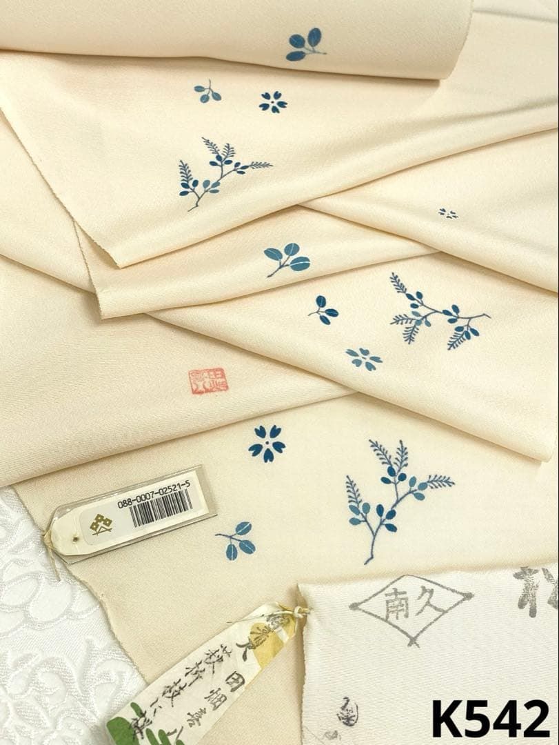 五代 田畑喜八 落款入 京友禅 小紋 反物 「萩折枝に桜」 浜ちりめん 正絹 五代 田畑喜八 落款入 京友禅 小紋 反物 「萩折枝に桜」 浜ちりめん