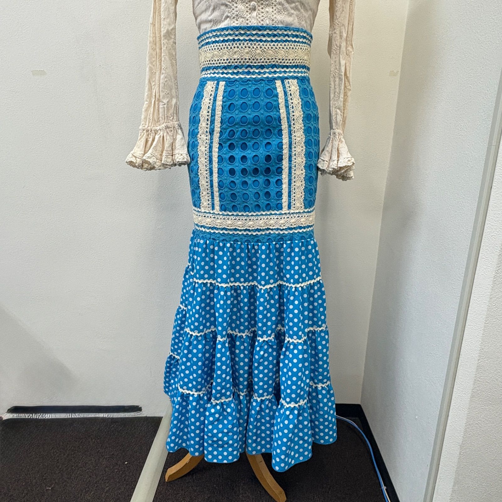 【美品 フラメンコ衣装】マルチカラー×胸元フリル ブラウス ファルダ シージョ ソニアジョーンズ フラメンコ ブラウスとファルダ ソニアジョーンズ