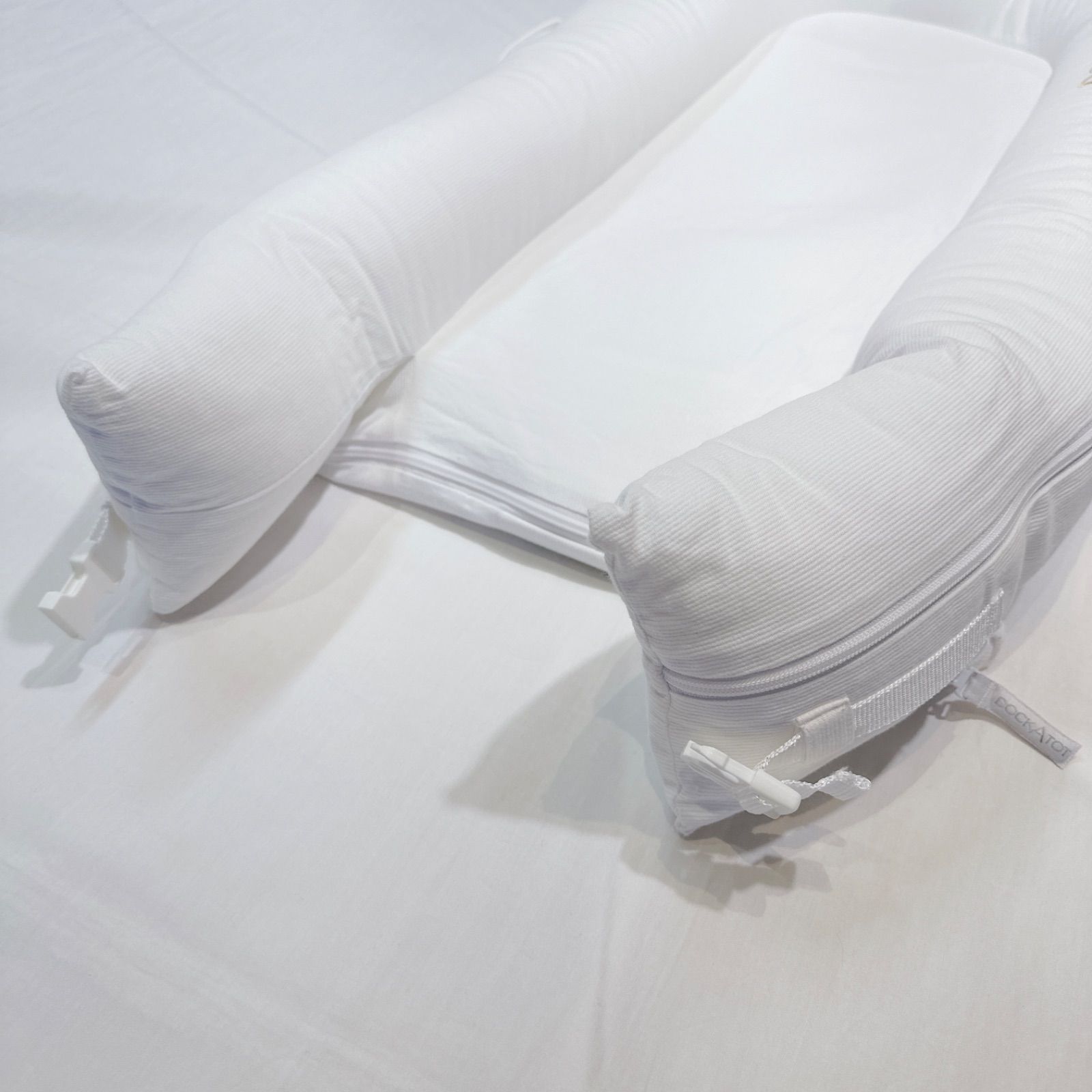 ドッカトット DockATot Deluxe + ホワイト 専用ケース付