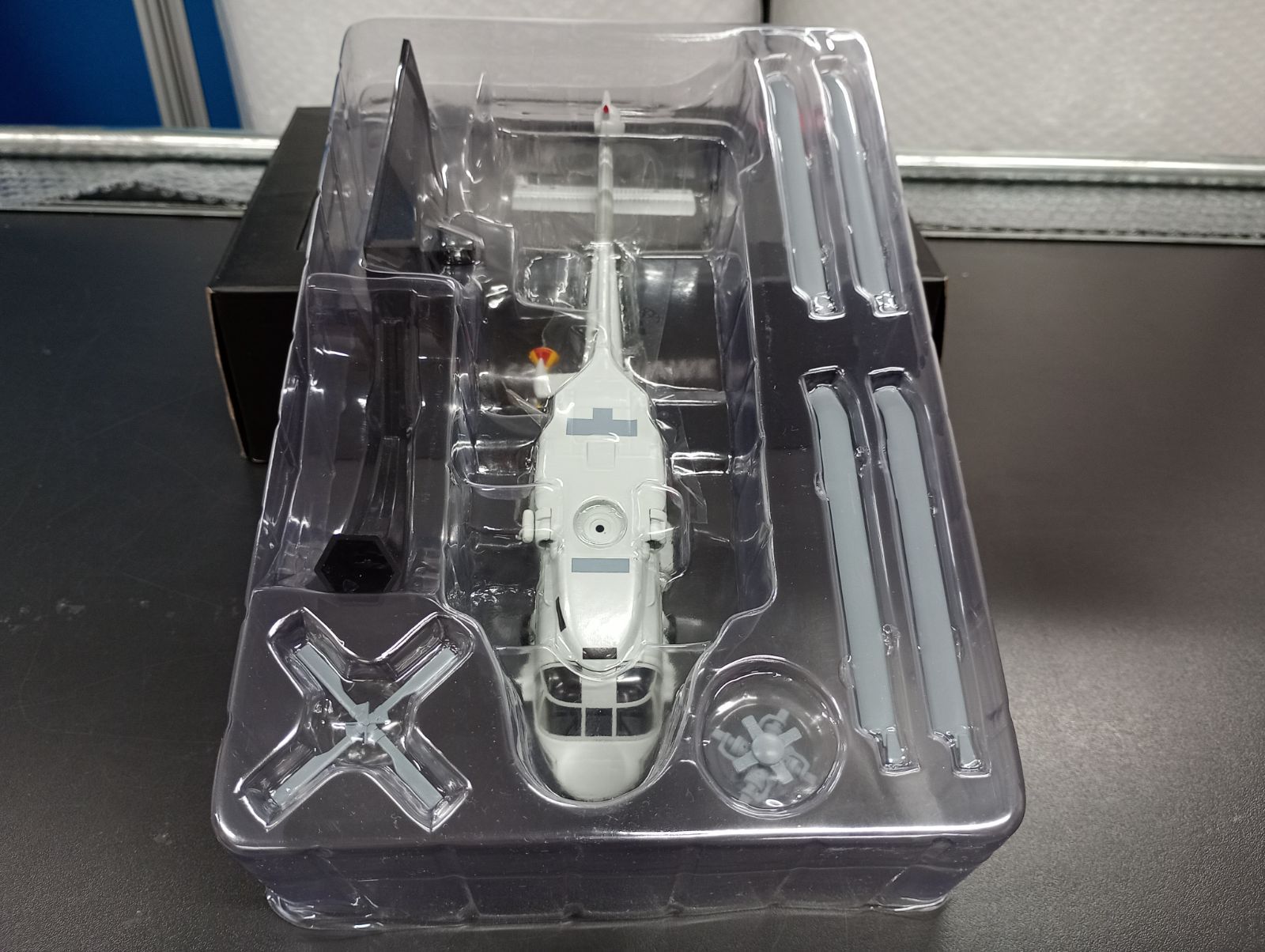 海上自衛隊の哨戒ヘリコプター SH-60J シーホーク 1:72 スケール 海上