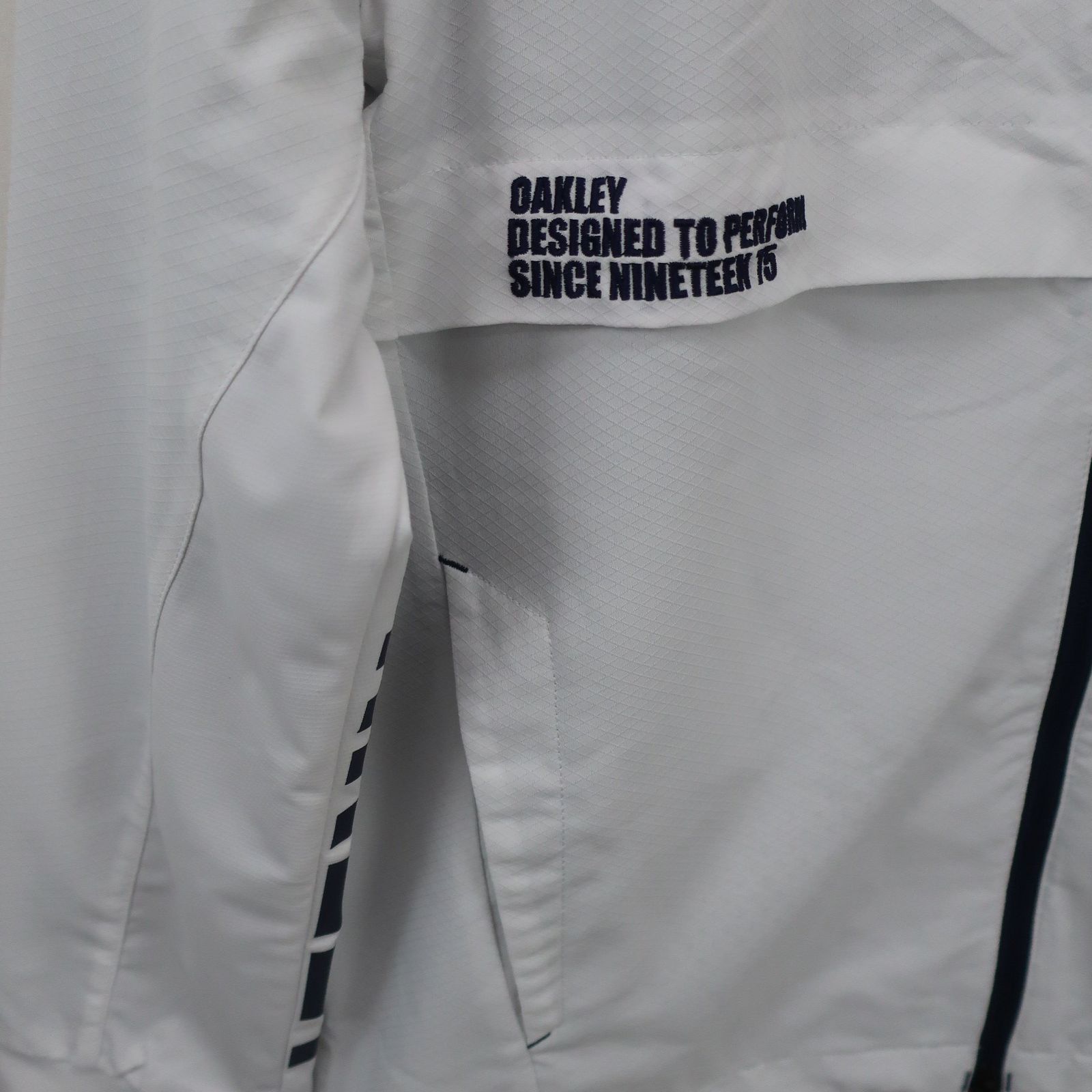 美品】OAKLEY(オークリー) フルジップジャケット 白 メンズ L ゴルフウェア 2510-0566 中古  2025年最新】Yahoo!オークション -オークリー ウェア ジャケット(オークリー)の中古品・新品・未使用品一覧