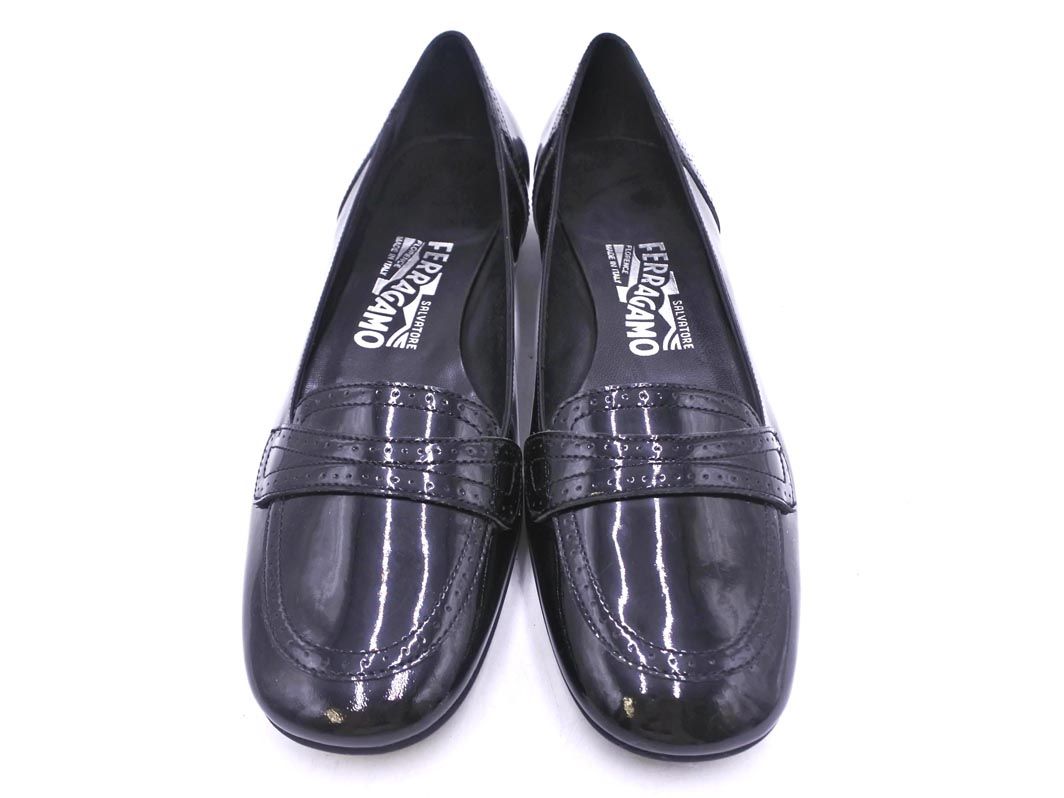 【美品】フェラガモVARINA 紺エナメル 5D 22.5㌢　フラットシューズ フェラガモ エナメルフラットシューズ 美品】フェラガモVARINA 紺