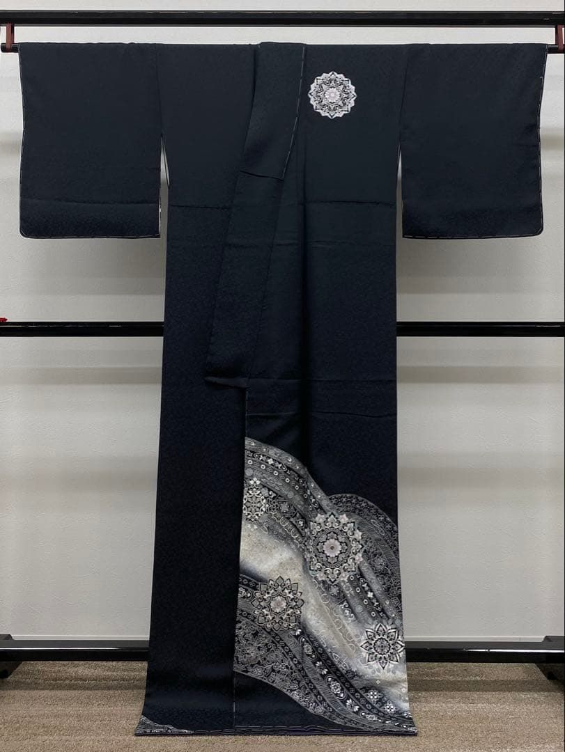 螺鈿細工 付け下げ 銀彩 グリッター 紋意匠 華紋 正絹 躾糸付き 黒系 