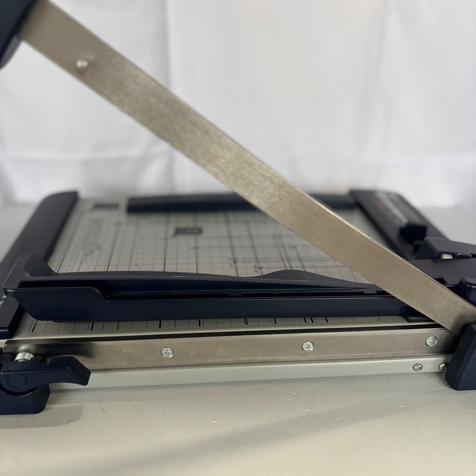  KOKUYO コクヨ 押し切り式 ペーパーカッター ロック付き DN G 103 ネイビー 裁断機 ディスクカッター はさみ カッター