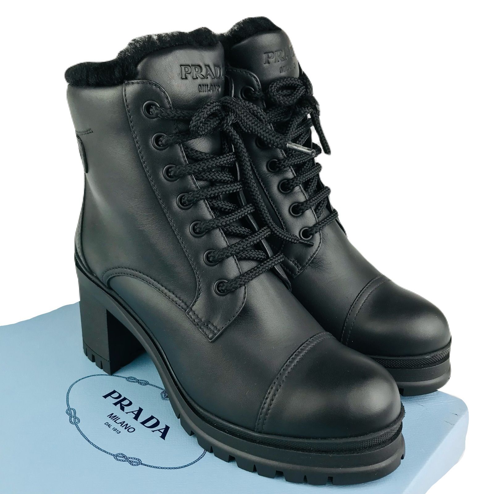 PRADA プラダ レディース レザー エンボス加工ブランドロゴ レースアップ チャンキーヒール ボア ショートブーツ 38 イタリア製 ブラック レディースブーツ 秋冬物 レディース靴 カジュアル ブランド