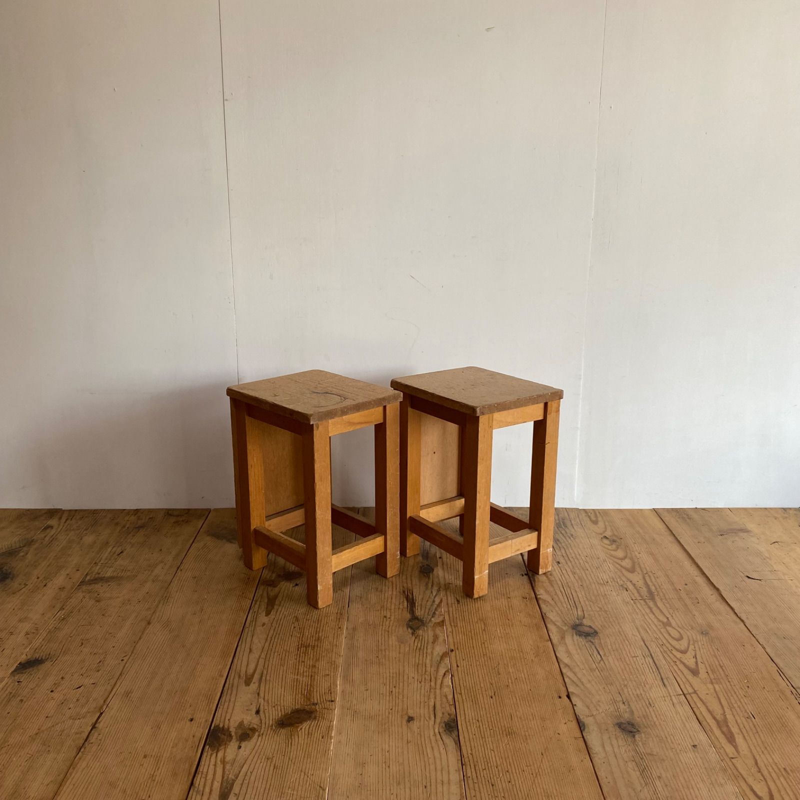 2脚セット アンティーク 角 スツール 椅子 植物台 昭和レトロ y77 2脚セット アンティーク 角 スツール 椅子 植物台 昭和レトロ y77