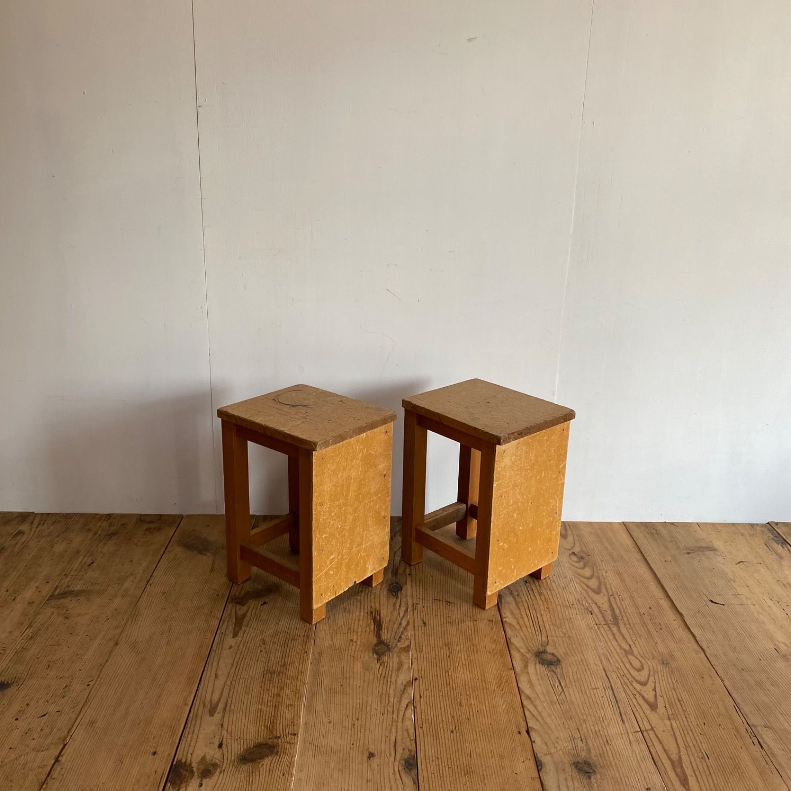 2脚セット アンティーク 角 スツール 椅子 植物台 昭和レトロ y77 2脚セット アンティーク 角 スツール 椅子 植物台 昭和レトロ y77