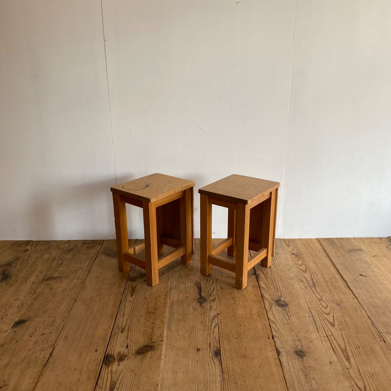 2脚セット アンティーク 角 スツール 椅子 植物台 昭和レトロ y77 2脚セット アンティーク 角 スツール 椅子 植物台 昭和レトロ y77