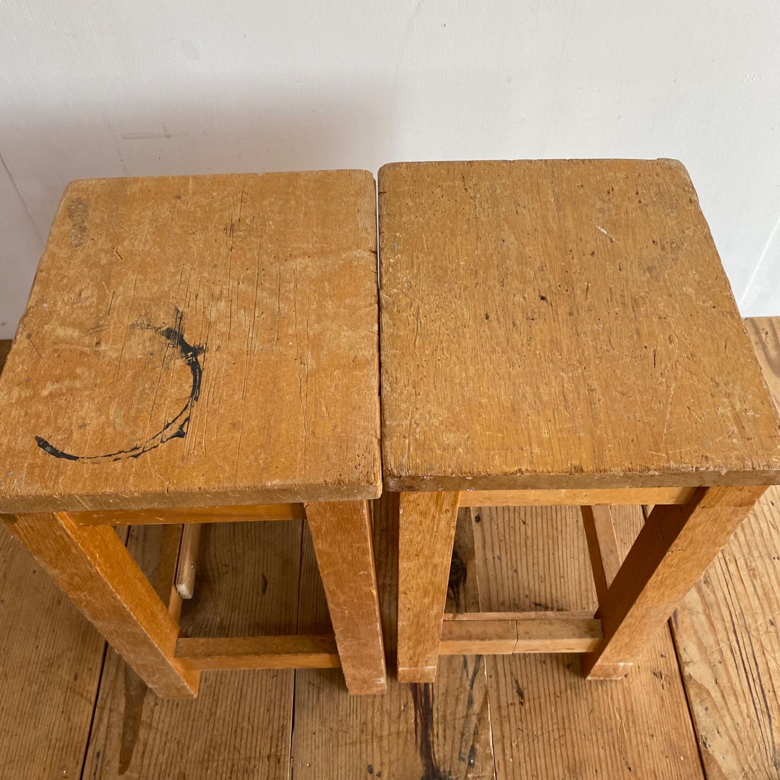 2脚セット アンティーク 角 スツール 椅子 植物台 昭和レトロ y 2脚セット アンティーク 角 スツール 椅子 植物台 昭和レトロ y