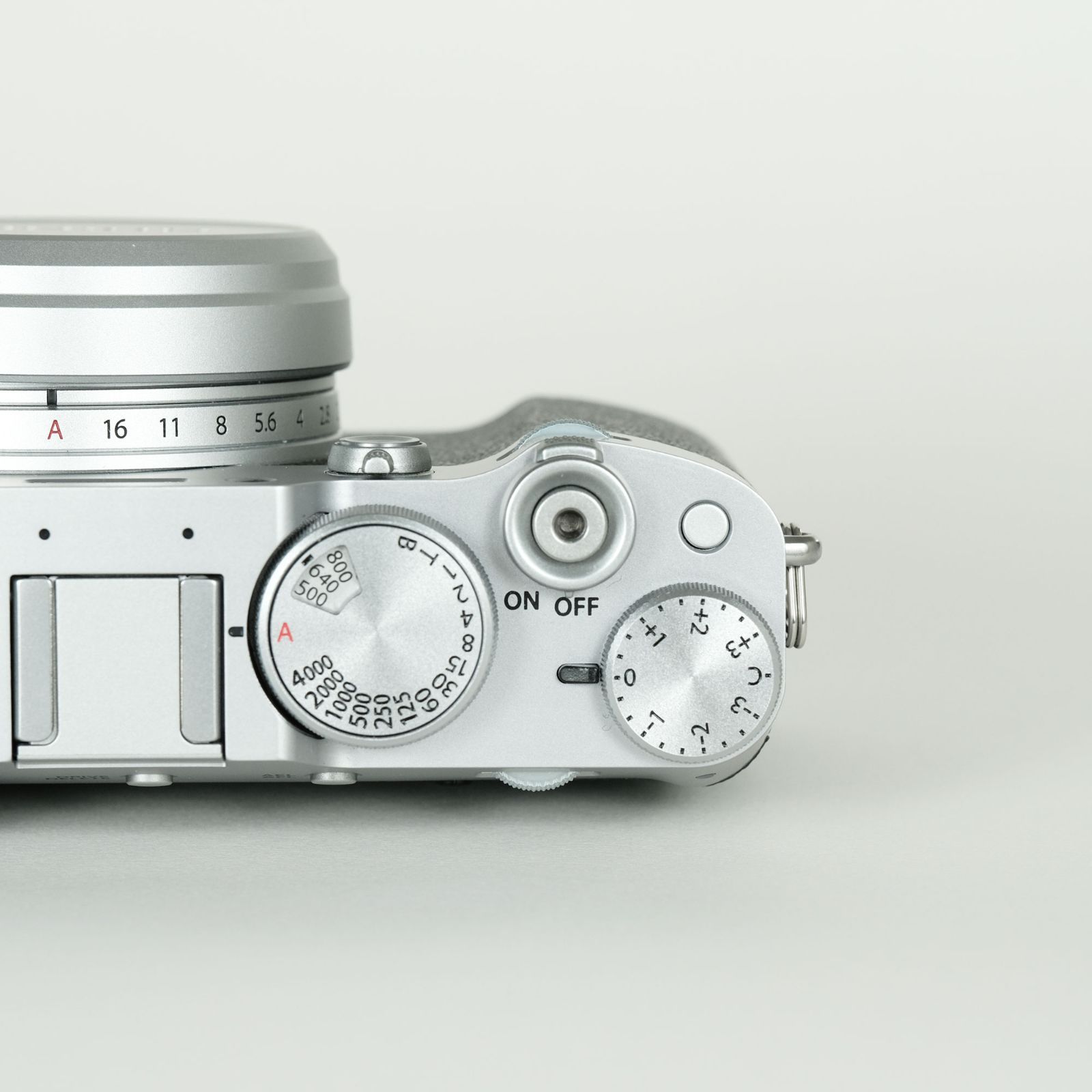 美品 | シャッター数2,200回] FUJIFILM X100VI [シルバー
