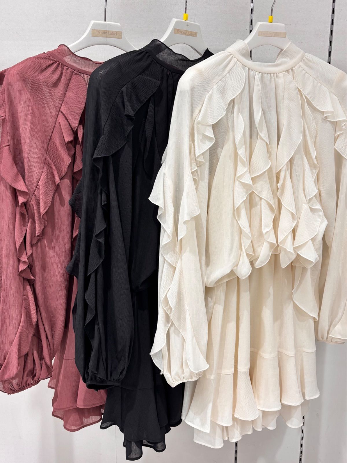 【新品・タグ付き】岡崎紗絵さんコラボ　カスケードボウタイフリル ミニワンピース 岡崎紗絵さんコラボ カスケードボウタイフリル ミニワンピース