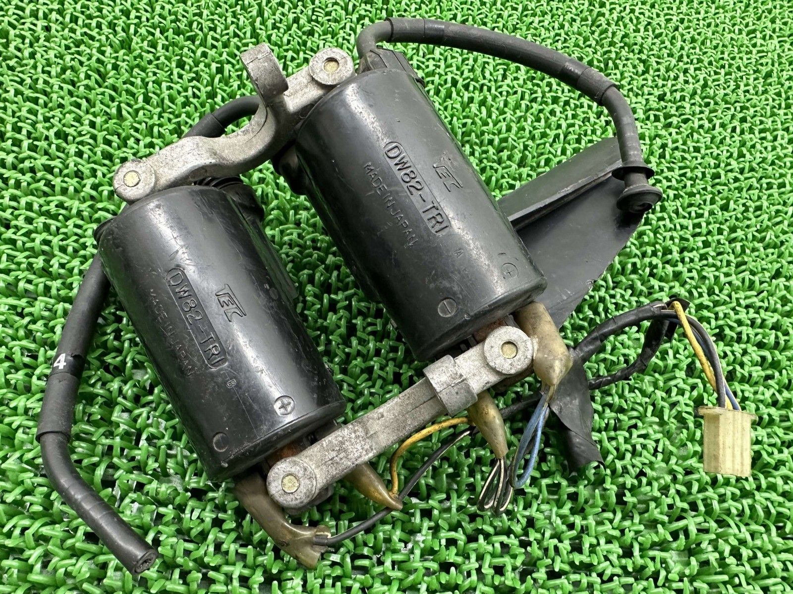 CBX400F CBX550F イグニッションコイル DW82-TR1 ホンダ 純正 中古 バイク 部品 NC07 PC04 ステー付き 機能的問題なし 品薄 iX CBX400F CBX550F イグニッションコイル DW82-TR1 ホンダ 純正 中古