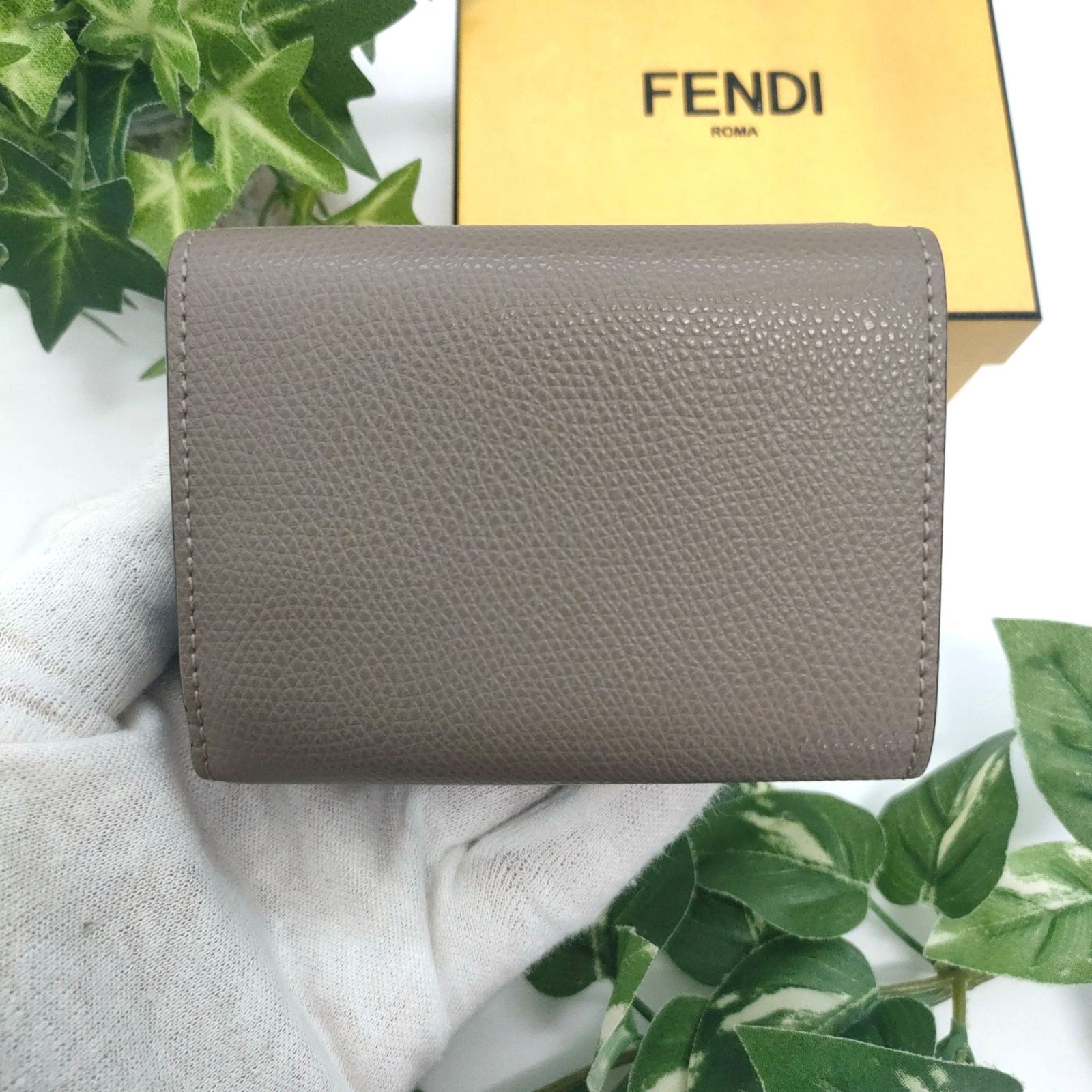 フェンディ 三つ折り財布 FFダイヤモンドウォレット グレー グレージュ ゴールド金具