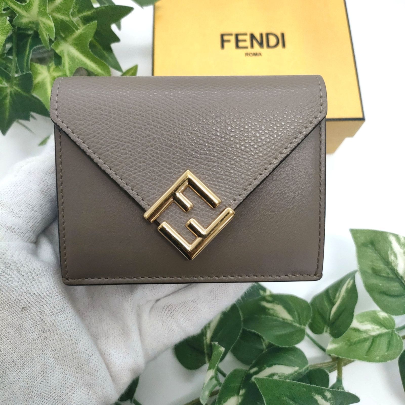 フェンディ 三つ折り財布 FFダイヤモンドウォレット グレー グレージュ ゴールド金具