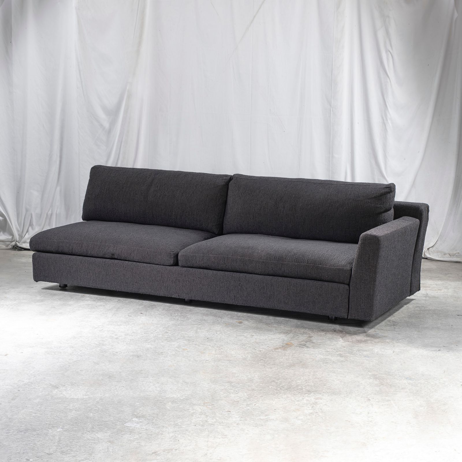 ソファ カッシーナ Cassina 235 MISTER ミスター 片アームソファ ナロウアーム 配送 ファブリック フェザークッション フィリップスタルク イタリアモダン シンプル ラグジュアリー ミニマル デザイナーズ家具