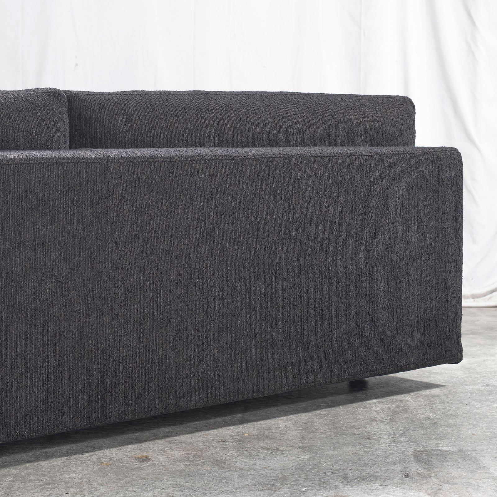 ソファ カッシーナ Cassina 235 MISTER ミスター 片アームソファ ナロウアーム 配送 ファブリック フェザークッション フィリップスタルク イタリアモダン シンプル ラグジュアリー ミニマル デザイナーズ家具 NEXPOTALLINN_EU