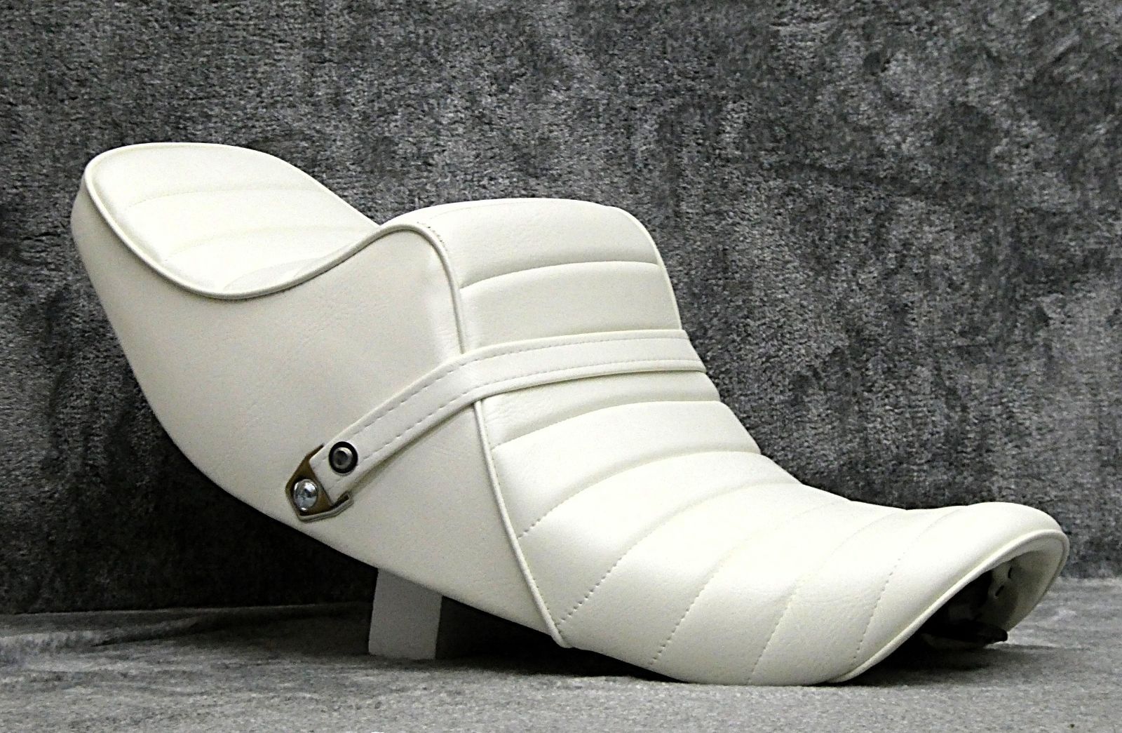 ゼファー400 後期 白皮 ラクダシート ホワイト2型C5 C6 白C7旧車ZR400Cらくだ ラクダこぶ へっぽこ社長 タックロールシート