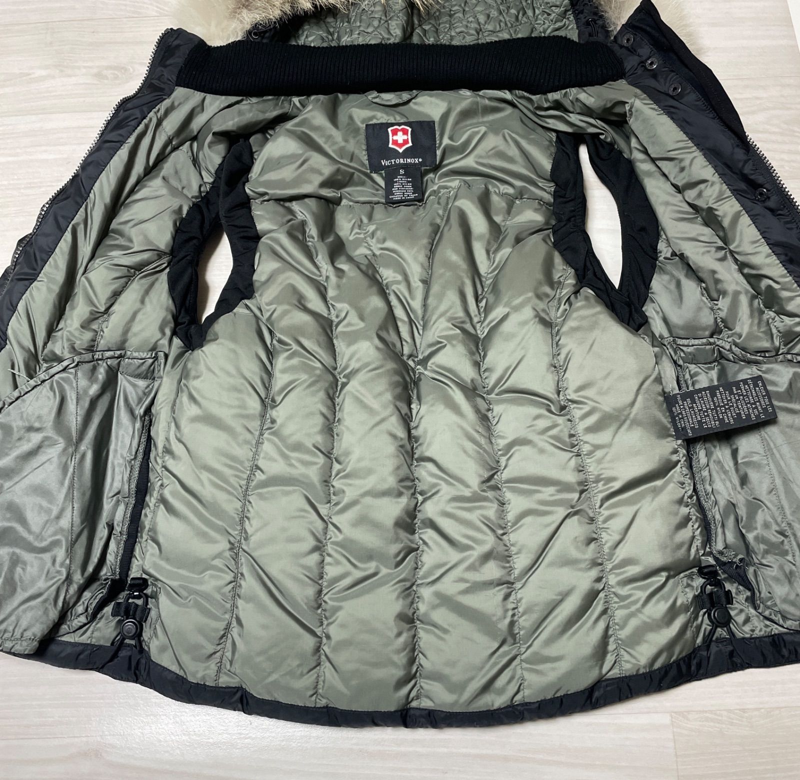 Victorinox ビクトリノックス ダウンベスト Sサイズ ブラック - メルカリ