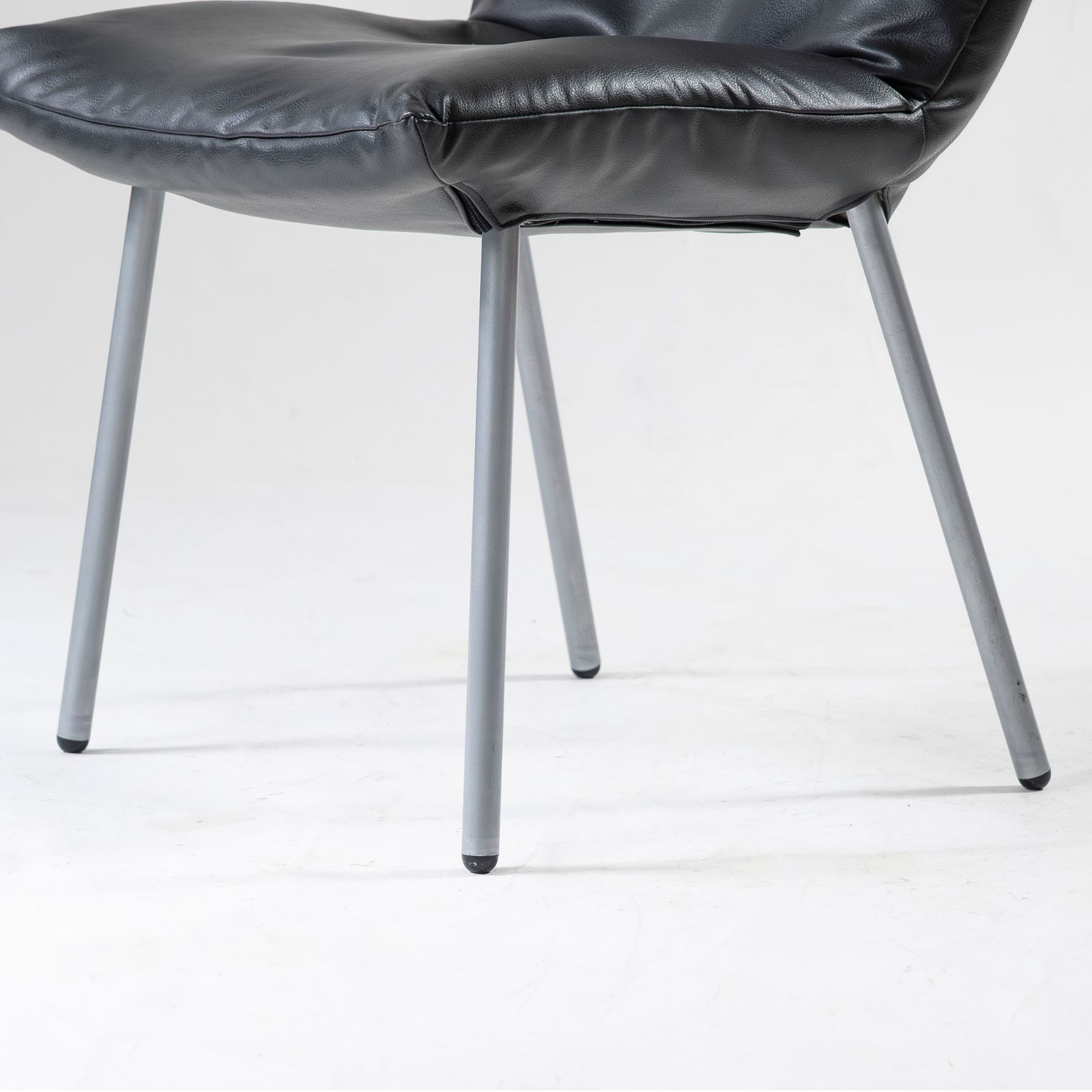 ダイニングチェア リーンロゼ ligne roset ROSETCalin ロゼカラン PVCレザー(1) 合皮 スチール脚 モダンデザイン フレンチモダン コンテンポラリー ラグジュアリー パスカルムールグ ダイニングチェア リーンロゼ ligne roset ROSETCalin ロゼカラン PVC