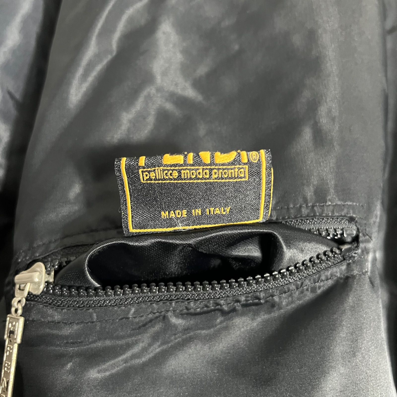 希少モデル】FENDI フェンディ バッグロゴ リバーシブルカウ柄