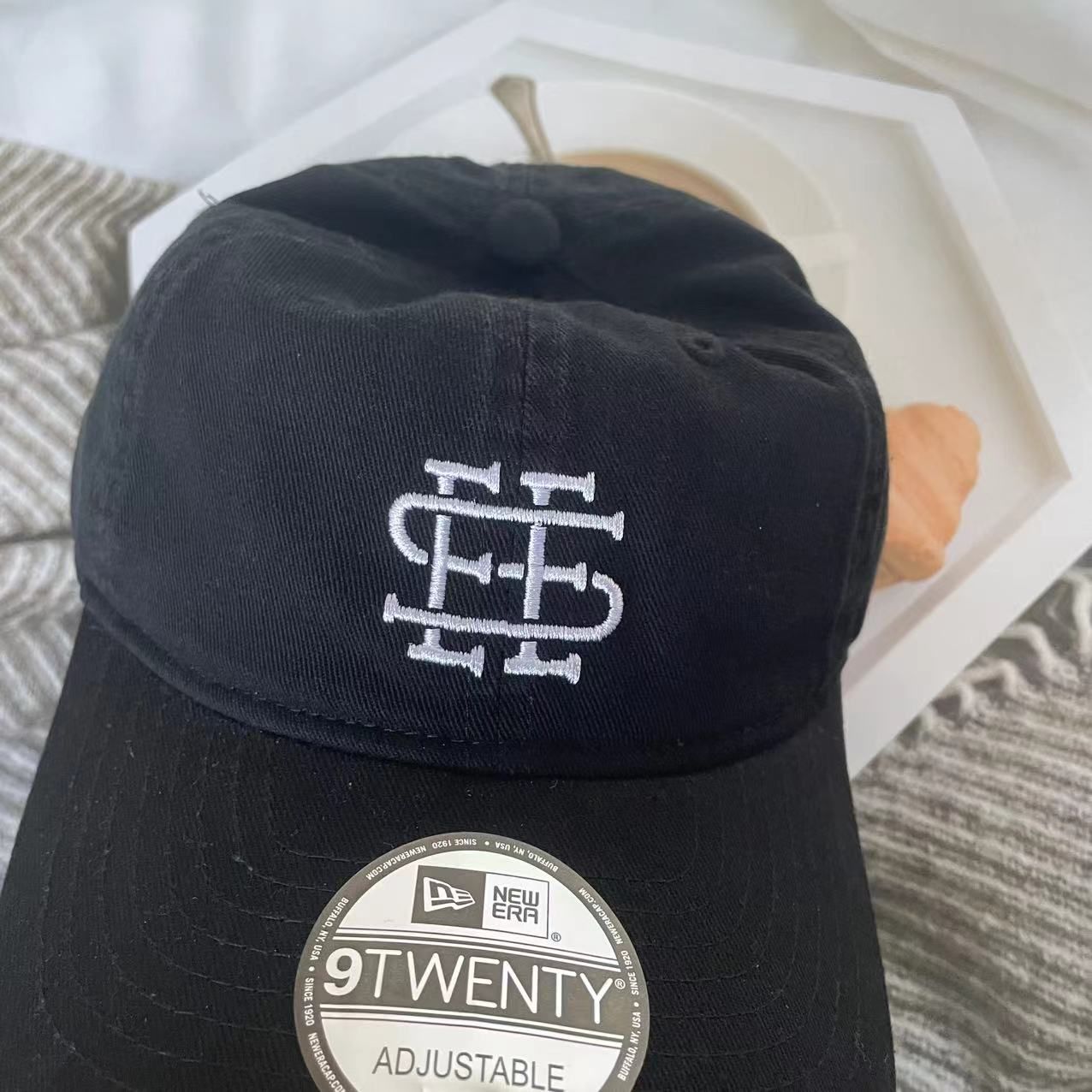 SEESEE ×NEW ERA 920 BLACK/WHITEキャップ New Era×SEESEE キャップ ブラック｜【公式】カインドオルオンライン