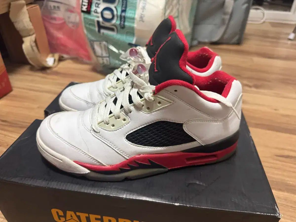 エアジョーダン5 ロー ファイアレッド