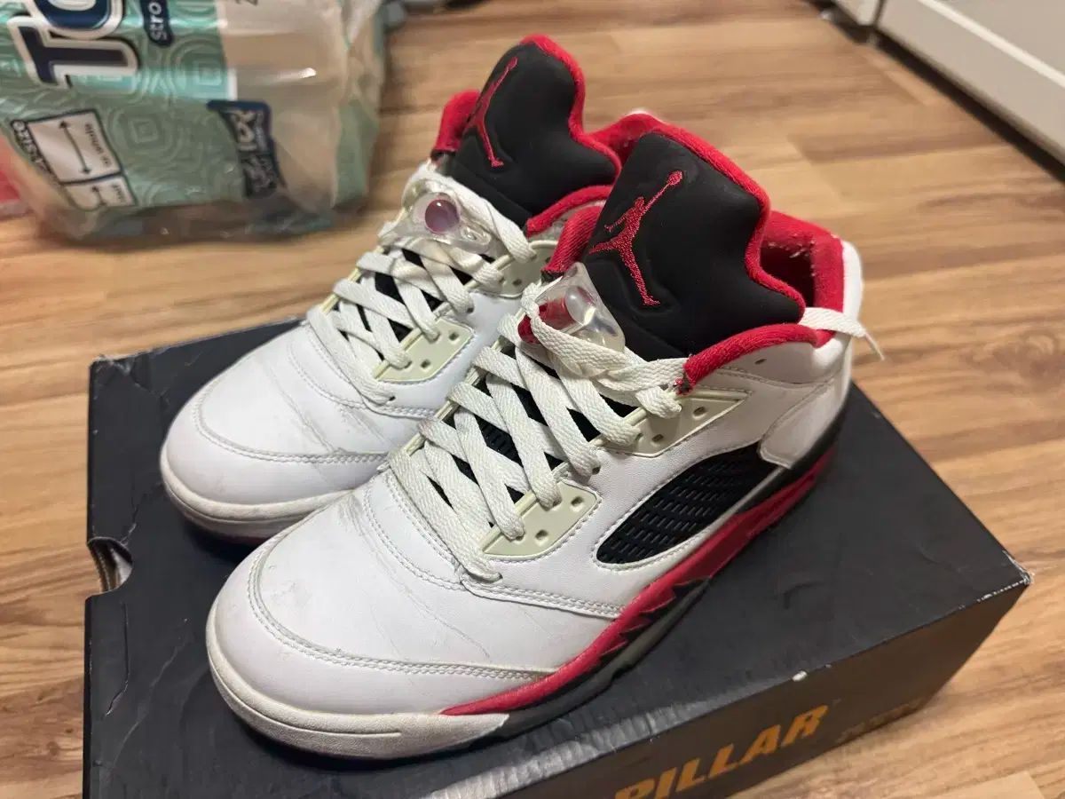 エアジョーダン5 ロー ファイアレッド