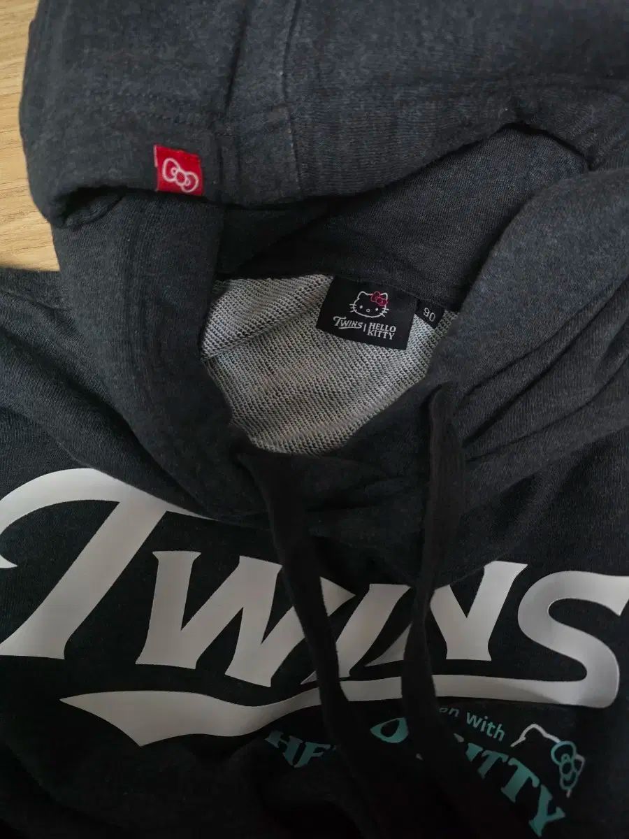 LGツインズ x 割引 ハローキティ フードTシャツ HELLO TWINS